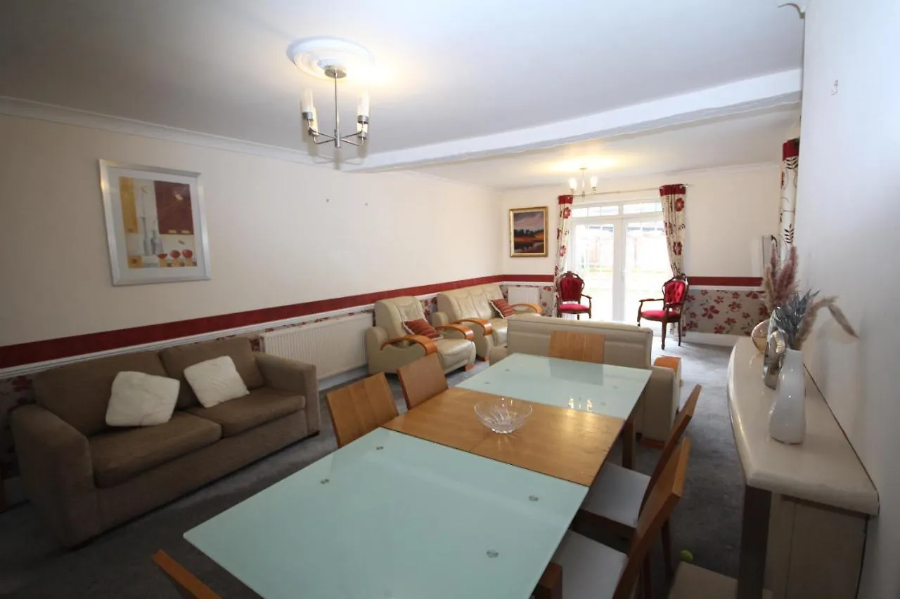 Oaks House Apartment Hanworth