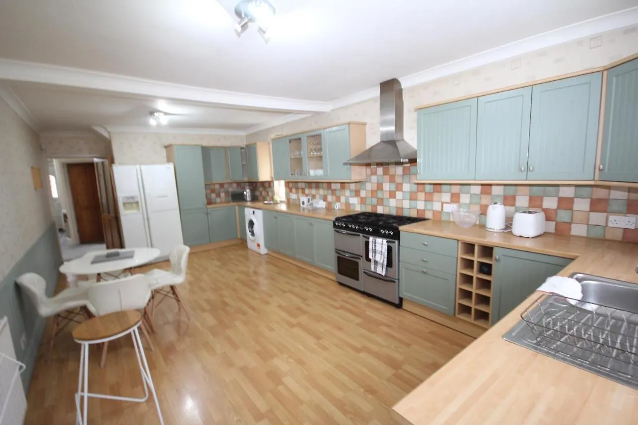 Oaks House Apartment Hanworth