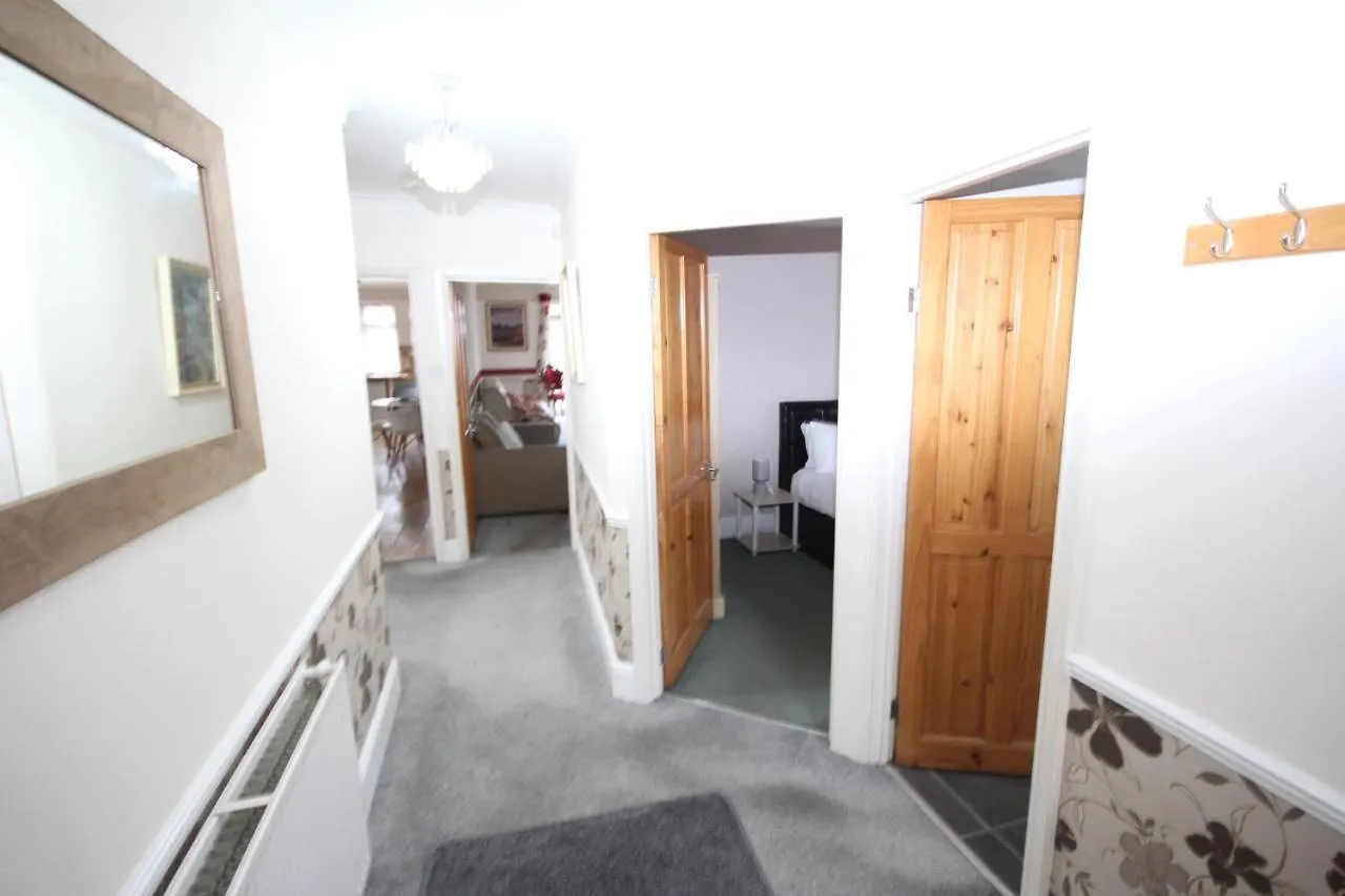 Oaks House Apartment Hanworth  Hanworth (Berkshire)