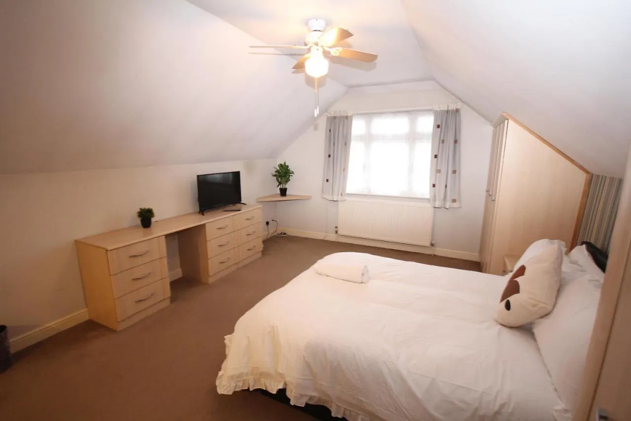 Oaks House Apartment Hanworth 0*, Hanworth (Berkshire)